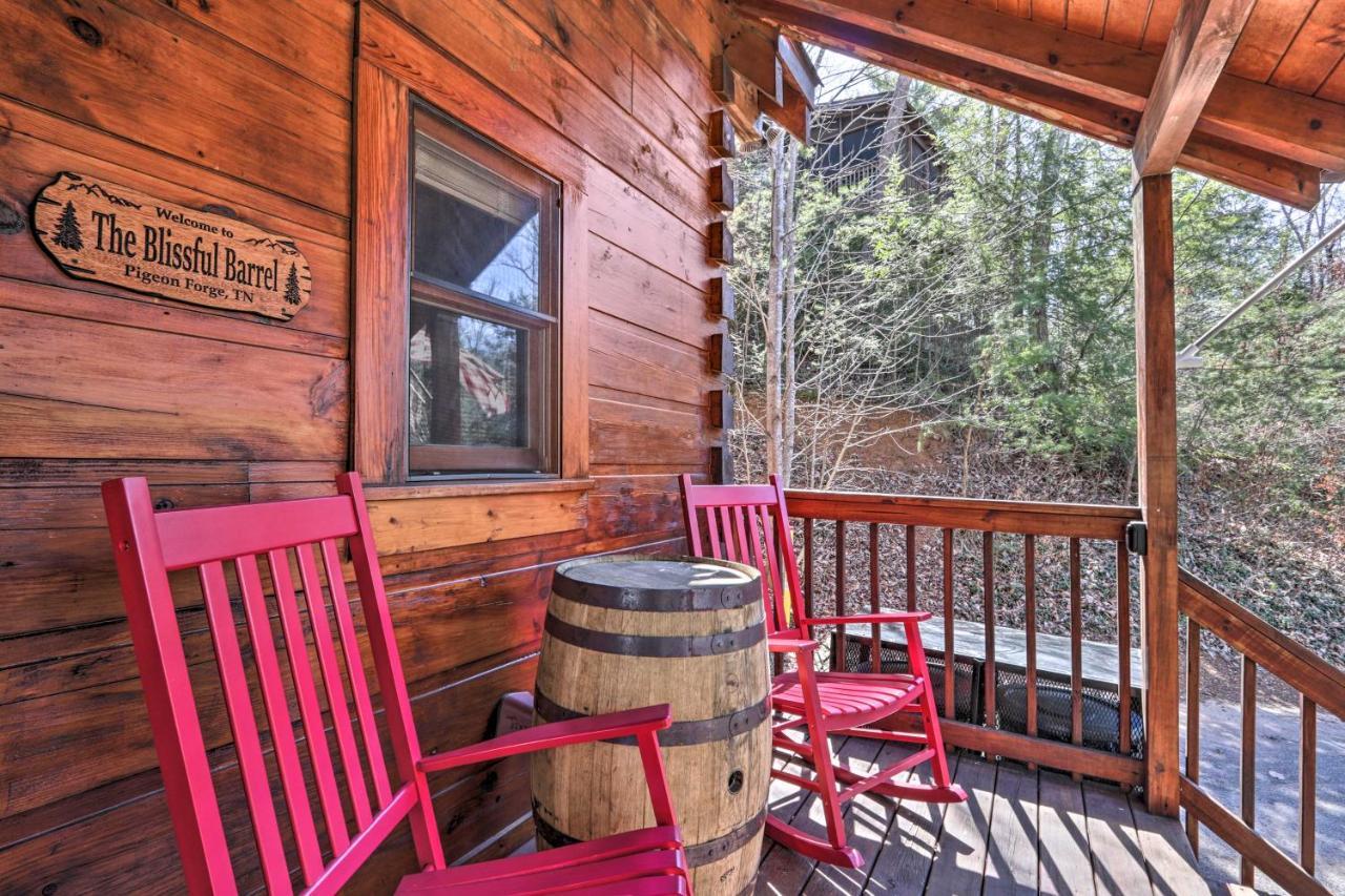 Cozy Cabin With Hot Tub In The Heart Of Pigeon Forge Villa Exterior photo